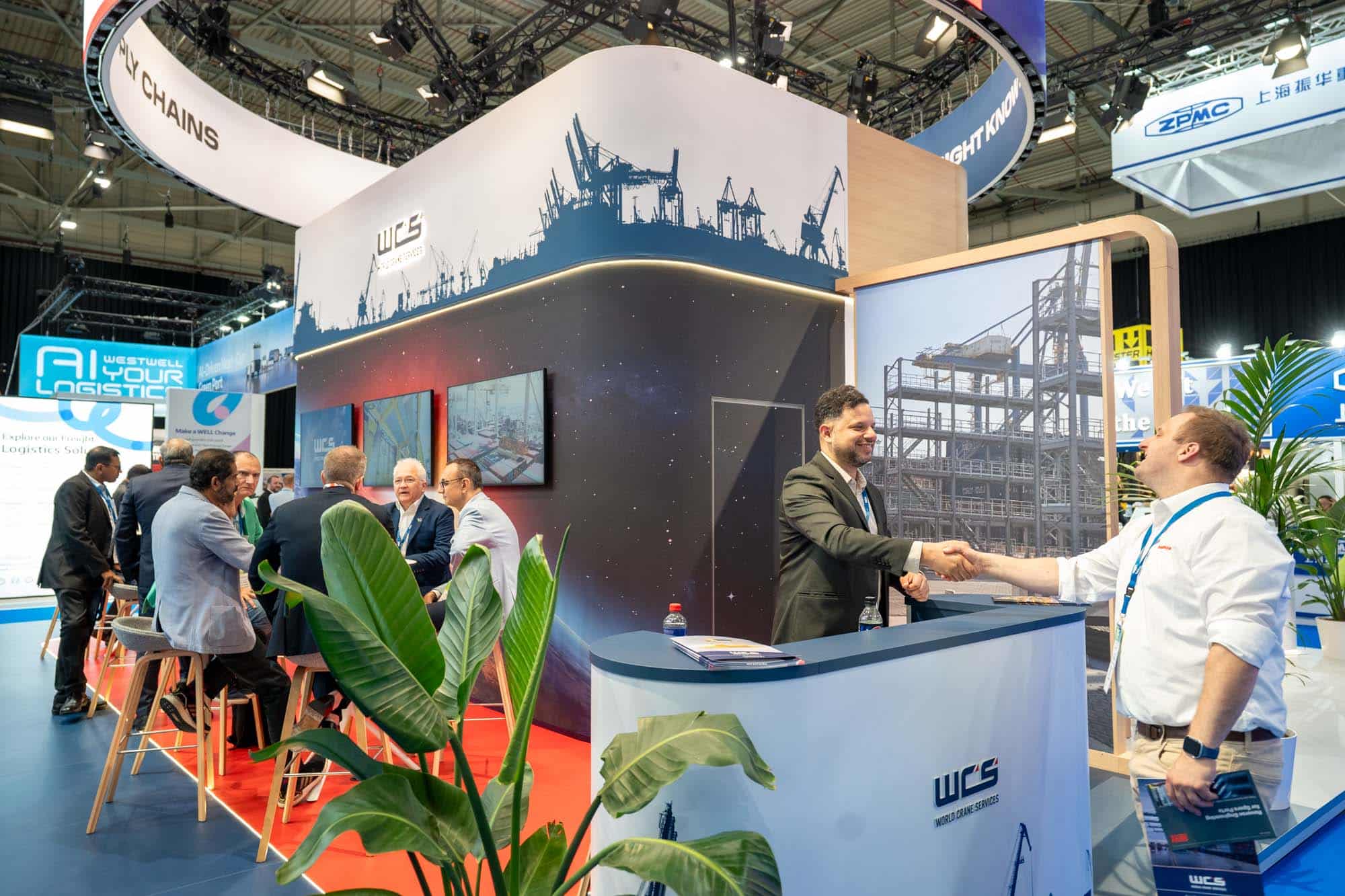 02_exhibitor-handshake-with-visitor